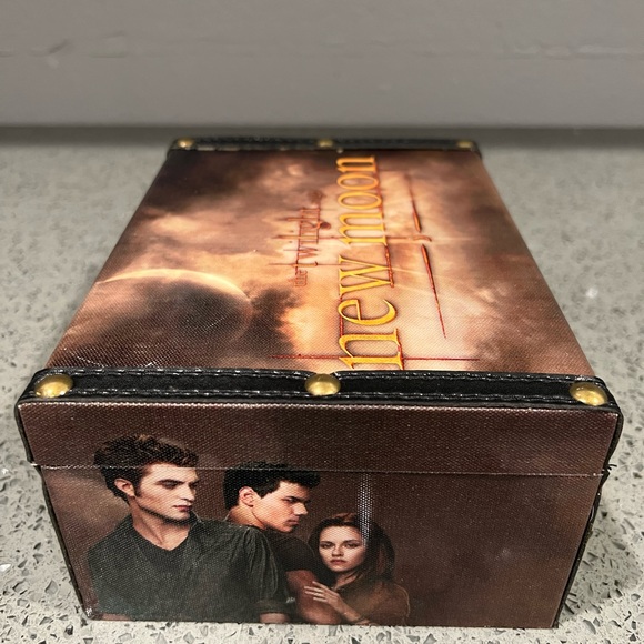 New Moon Vintage Keepsake Box - Hero's And Villains - Picture 5 of 7